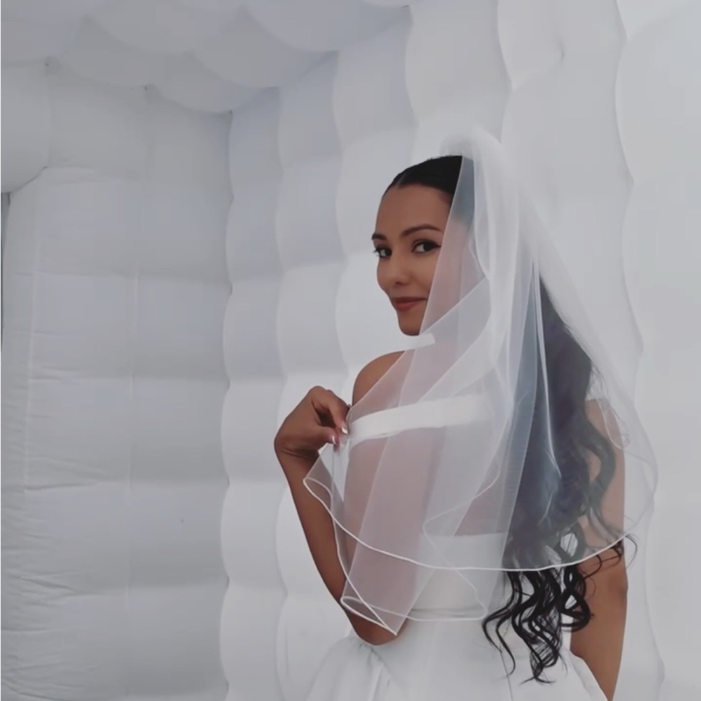 White Pencil Lined Elbow Length Bridal Veil